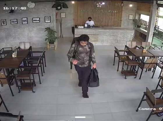 सताते हुए सीसीटीवी ने 19 वर्षीय ब्रिटिश को दिखाया, थाई होटल को गायब होने से पहले छोड़ दिया क्योंकि परिवार की आशंका है कि वह चीनी माफिया द्वारा अपहरण कर लिया गया है