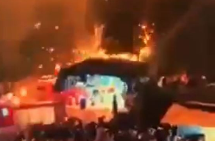शॉक मोमेंट आतिशबाजी का प्रदर्शन नरसंहार में समाप्त होता है क्योंकि विस्फोट स्पार्क्स शॉवर स्क्रीमिंग भीड़ के दौरान वे कवर के लिए दौड़ते हैं
