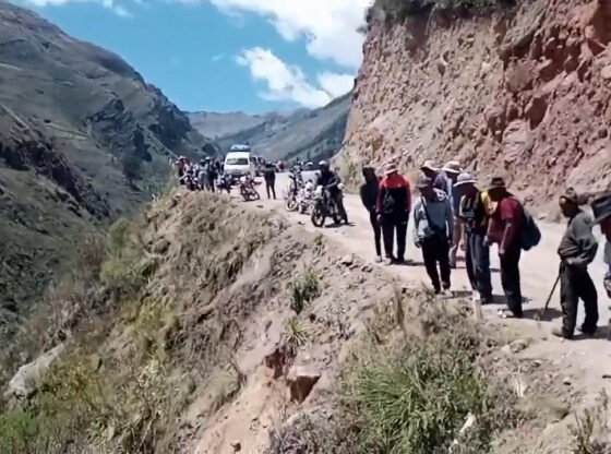 बोलीविया में एक बस के 1,000 फीट नीचे चट्टान से गिरने से कम से कम 16 लोगों की मौत हो गई और 32 घायल हो गए।