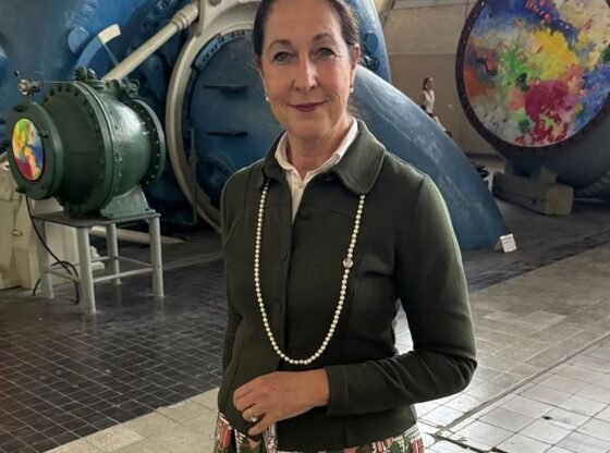 चाकू मारने से पहले पड़ोसी ने खौफनाक आवाजें सुनीं, जर्मन मेयर को कुर्सी पर खून बहता हुआ पाया गया - पुलिस ने गोद लिए बच्चों से पूछताछ की