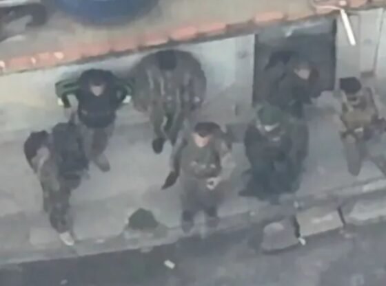 फ़ुटेज में दिखाया गया है कि रियो की लड़ाई कैसे हुई, हथियारों से लैस कार्टेल कमांडो खून से लथपथ सड़कों से पुलिस से भाग रहे थे