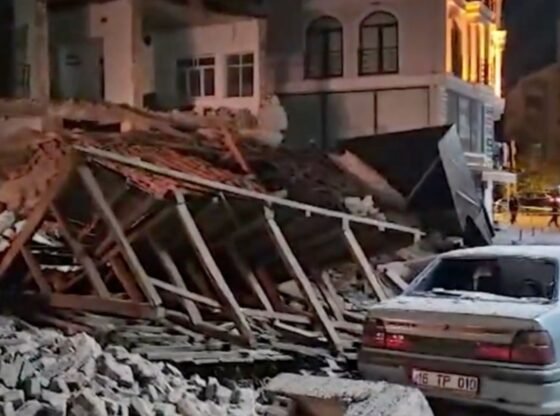ब्रिटेन के अवकाश हॉटस्पॉट तुर्की में 6.1 तीव्रता का भीषण भूकंप आया, इमारतें ढह गईं और लोग भाग गए