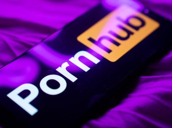 पोर्नहब ने खुलासा किया कि उम्र की सख्त जांच के बाद से ब्रिटेन में दर्शकों की संख्या में कितनी गिरावट आई है