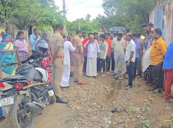 गांव में सड़क की खराब हालत के विरोध में निवासियों ने सरकारी स्कूल में ताला जड़ दिया
