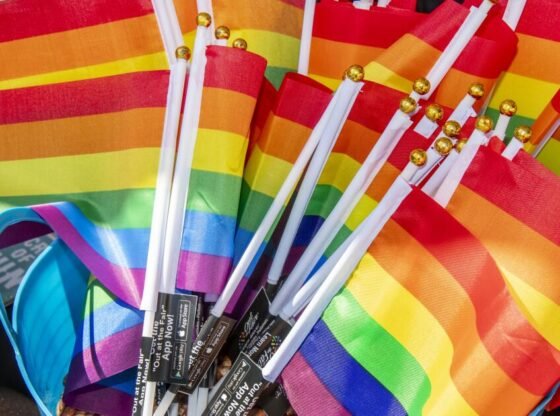 एक नए सर्वेक्षण के अनुसार, LGBTQ+ युवाओं का मानसिक स्वास्थ्य संघर्ष बदतर होता जा रहा है