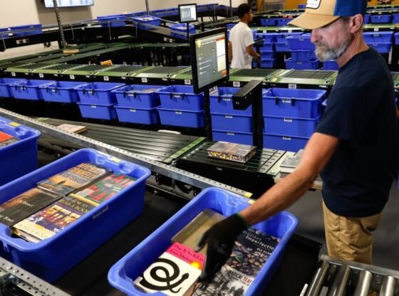 कैसे सिएटल, किंग काउंटी पुस्तकालय आपके हाथों में किताबें पहुंचाते हैं