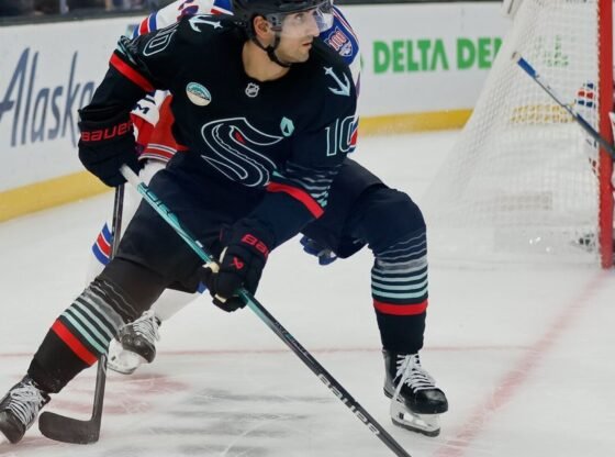 सिएटल क्रैकेन ने अंधेरे में चमकने वाली नई वैकल्पिक जर्सी की शुरुआत की