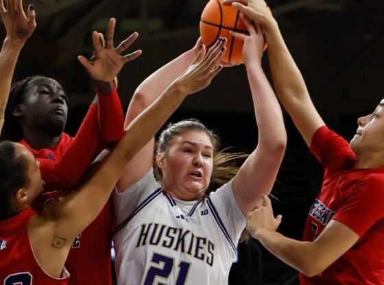 तस्वीरें: यूडब्ल्यू महिला बास्केटबॉल में फ्रेस्नो स्टेट के खिलाफ 61-43 से जीत