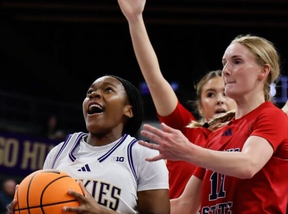 नंबर 25 यूडब्ल्यू महिलाएं, सेविया सेलर्स फ्रेस्नो स्टेट के पास से गुजरीं