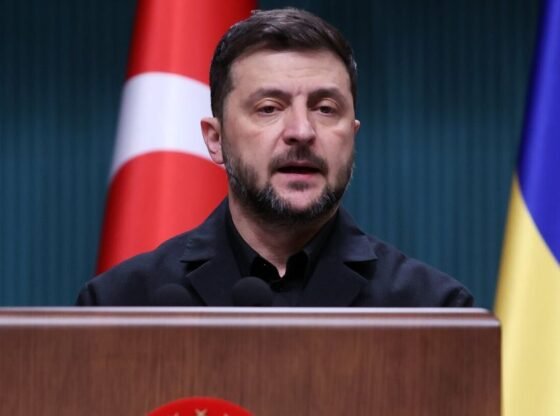 अधिकारियों का कहना है कि यूक्रेन शांति वार्ता में मदद के लिए सेना सचिव ज़ेलेंस्की से मिलने वाले हैं