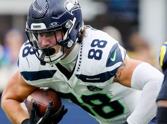 सीहॉक तंग अंत एजे बार्नर पास कैचर के रूप में विकसित हो रहा है | स्मरण पुस्तक