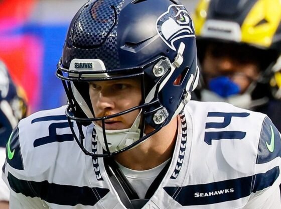 कैसे सीहॉक सैम डारनॉल्ड को उसके पहले कठिन खेल के बाद बढ़ावा दे रहे हैं