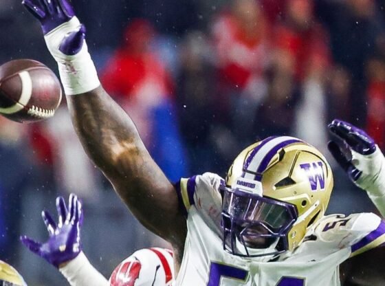 वॉशिंगटन हस्कीज़ की रक्षात्मक पंक्ति उनके अनुभव का प्रदर्शन कर रही है