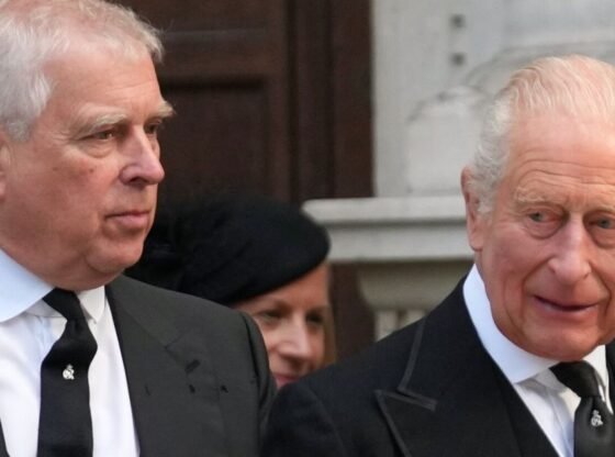 अब राजकुमार नहीं रहे, एंड्रयू माउंटबेटन-विंडसर ने अपने नाम में एक हाइफ़न प्राप्त कर लिया