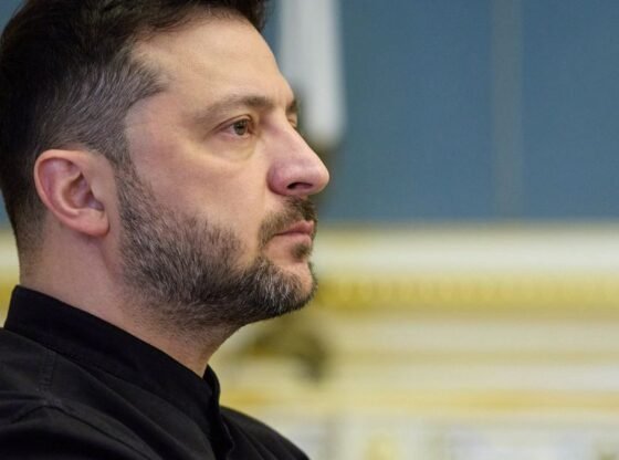 यूक्रेन के राष्ट्रपति पर दबाव बढ़ रहा है. यहां जानने योग्य 5 बातें हैं