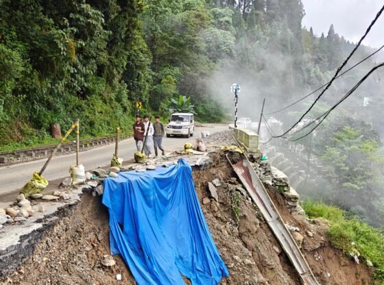 विशेषज्ञों ने चेतावनी दी है कि उत्तर बंगाल में बाढ़ और भूस्खलन के पीछे अनियमित निर्माण और पर्यटन है