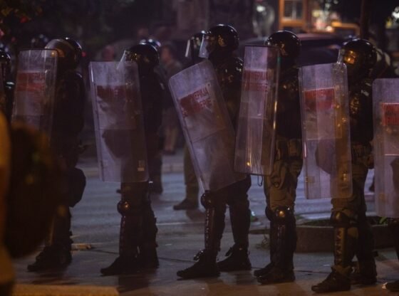 बेलग्रेड की सड़कों पर प्रदर्शनकारियों और सरकार समर्थकों के बीच झड़प (वीडियो) - आरटी वर्ल्ड न्यूज़