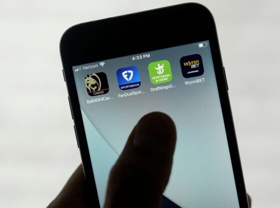 ऑनलाइन जुआ हर जगह है. तो जोखिम भी हैं