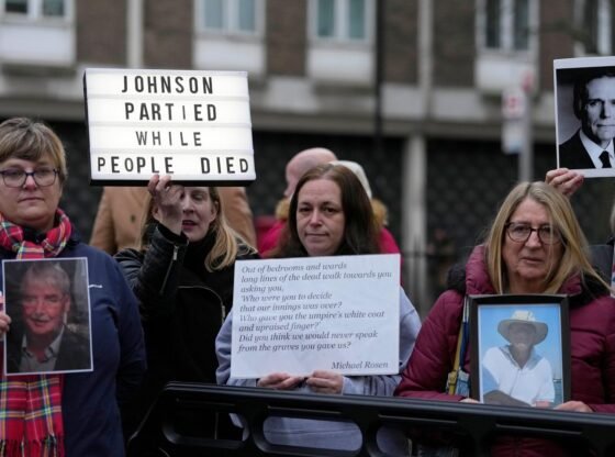 'बहुत कम, बहुत देर से': ब्रिटेन की पूर्व सरकार ने शुरुआती कोविड-19 प्रतिक्रिया के लिए आलोचना की