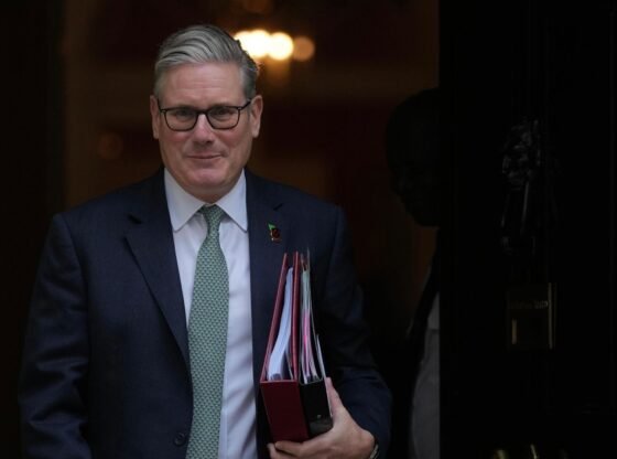 ब्रिटेन के कैबिनेट मंत्री ने संकटग्रस्त नेता स्टार्मर को पद से हटाने की साजिश से इनकार किया