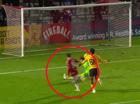 मैन यूडीटी के दिग्गज के बेटे ने वर्टू ट्रॉफी में शानदार चिप सहित क्लास ऑफ '92-समर्थित सैलफोर्ड के लिए दो बार स्कोर किया