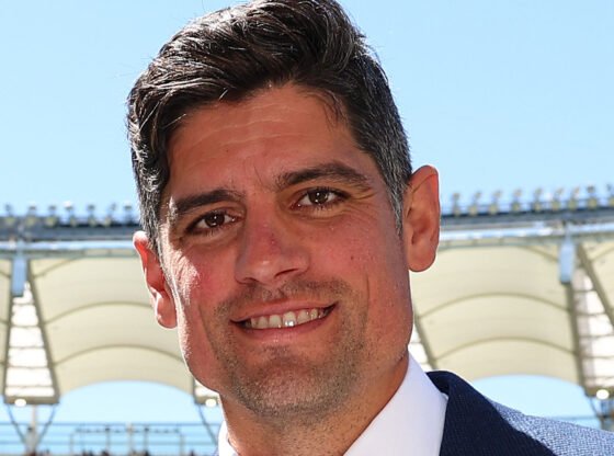 टीएनटी स्पोर्ट्स कवरेज के लिए सर एलिस्टेयर कुक की पोशाक देखकर एशेज प्रशंसक आश्चर्यचकित हो गए और कहा कि वह 'कार्य अनुभव वाले बच्चे की तरह लग रहे हैं'