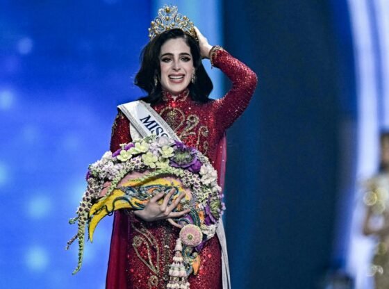 मिस यूनिवर्स 2025 अब तक की सबसे अधिक अराजक प्रतियोगिता थी, जिसमें गिरावट, दिखावा और विद्रोह शामिल था, क्योंकि मॉडल को क्रूरतापूर्वक बॉस द्वारा 'गूंगी' कहा गया था और जीत गई।