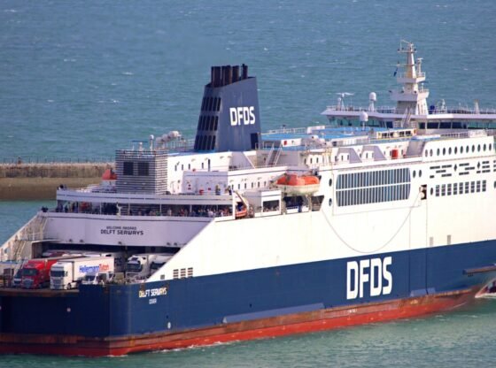 ब्रिटेन लौट रहे जहाज़ के लाउंज में डरे हुए परिवारों को टीवी पर 'हार्डकोर पॉर्न' दिखाए जाने से बच्चे चिल्लाते रहे