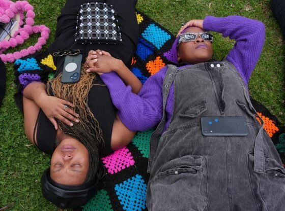 जी20 शिखर सम्मेलन से पहले दक्षिण अफ़्रीकी महिलाओं ने लिंग आधारित हिंसा के ख़िलाफ़ लेटकर विरोध प्रदर्शन किया