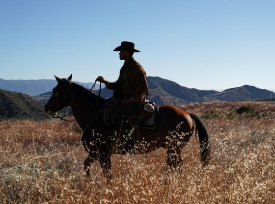 जॉर्डन पील का 'हाई हॉर्स: द ब्लैक काउबॉय' दस्तावेज़ इतिहास के एक मिटाए गए हिस्से पर प्रकाश डालता है