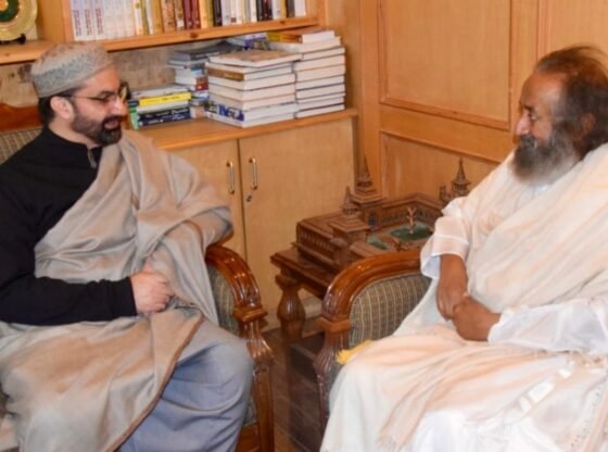 श्री श्री रविशंकर, मीरवाइज की श्रीनगर में मुलाकात: 'शांति को बढ़ावा देने के लिए बातचीत जरूरी' | भारत समाचार