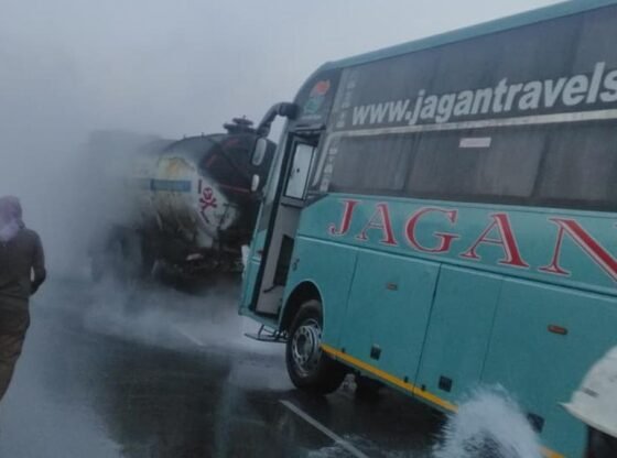 हैदराबाद जा रही निजी बस एसिड टैंकर से टकराई; 30 यात्री बाल-बाल बचे