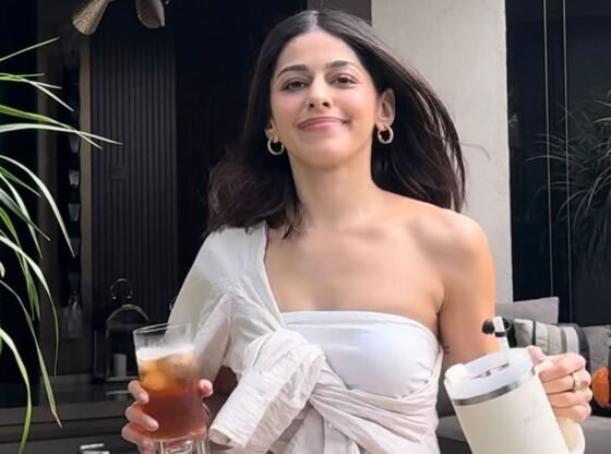 पैनकेक पकाते समय फराह खान अलाया एफ से कहती हैं, 'यह सबसे सुंदर रसोई है जहां हम आए हैं।'