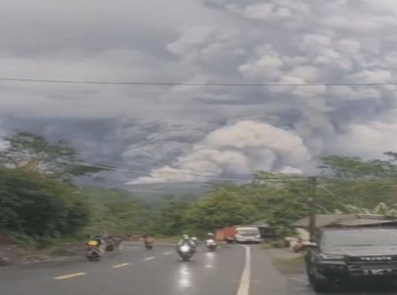 माउंट सेमेरू में विशाल ज्वालामुखी फटने से 54,000 फीट तक राख का गुबार फूटा, लोग अपनी जान बचाने के लिए भागे और तत्काल उड़ान की चेतावनी जारी की गई