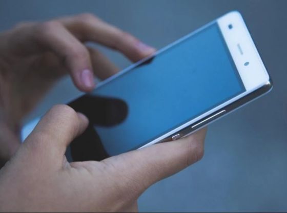 यूपी के शख्स का 1.58 लाख रुपये का वाटरप्रूफ फोन बूंदाबांदी में खराब हो गया; कोर्ट ने पूरा रिफंड देने का आदेश दिया