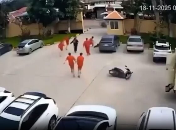 चौंकाने वाला क्षण, गैंगस्टर के गुर्गे ने जेल में बंद सरगना को अदालत के बाहर बंदूक थमा दी, इससे पहले कि वह खुलेआम दिनदहाड़े भागने लगता