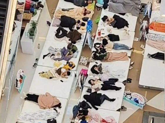 विचित्र 'लेट फ्लैट' प्रतियोगिता में लंगोट पहनकर 33 घंटे तक लेटे रहने के बाद 'दुनिया के सबसे आलसी आदमी' को ताज पहनाया गया