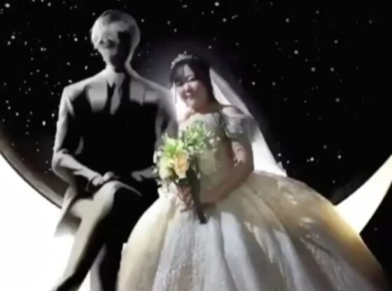 32 वर्षीय दुल्हन ने 'क्लाउस' नाम के एआई पति के साथ भव्य शादी का आयोजन किया और अपनी प्रतिज्ञाएं कहने के लिए वर्चुअल रियलिटी हेडसेट का उपयोग किया