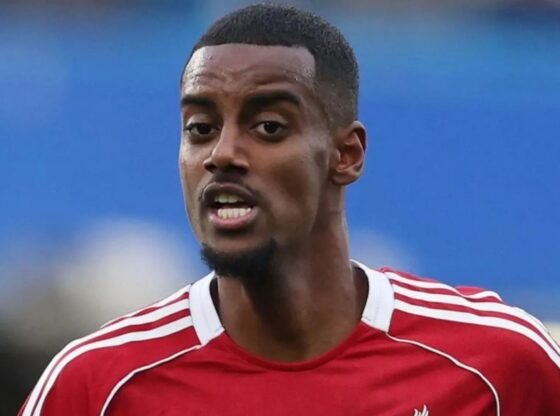 मौत की धमकियां मिलने के बाद लिवरपूल स्टार अलेक्जेंडर इसाक ने 'आवश्यक' गार्ड कुत्ते पर £30k खर्च कर दिए