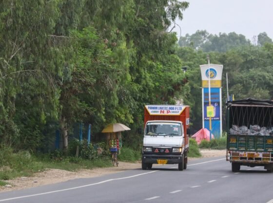 दिल्ली में फ्लाईओवर पर खड़े ट्रक से टकराई कार, 1 की मौत | दिल्ली समाचार