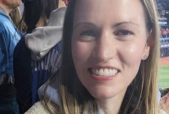 रूट्स के सीईओ मेघन रोच ने निर्णायक गेम 7 में बो बिचेटे की होम रन गेंद को पकड़ा