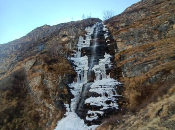 बद्रीनाथ का बर्फीला नजारा: बर्फबारी के बीच इंद्रधारा झरना एकदम सफेद हो गया
