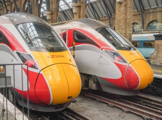 58 मिलियन पाउंड के पुनर्विकास के बाद नाम बदलने के लिए प्रतिष्ठित फुटबॉल स्टेडियम के नाम पर स्टेशन का नाम रखा गया