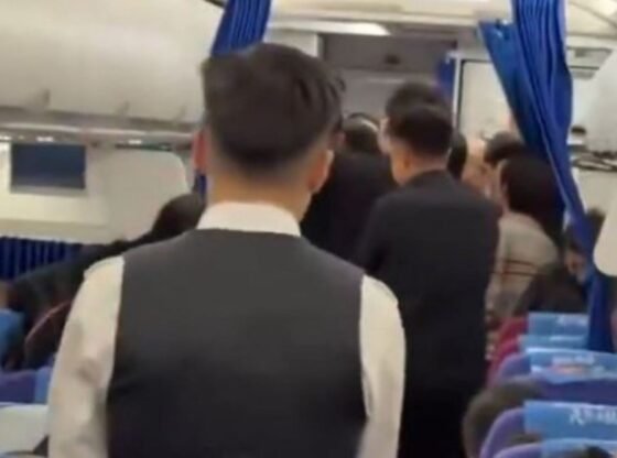 आठ महीने की गर्भवती महिला घंटों तक फ्लाइट क्रू के साथ चिल्लाती रही जब उसे बताया गया कि वह उड़ान नहीं भर सकती