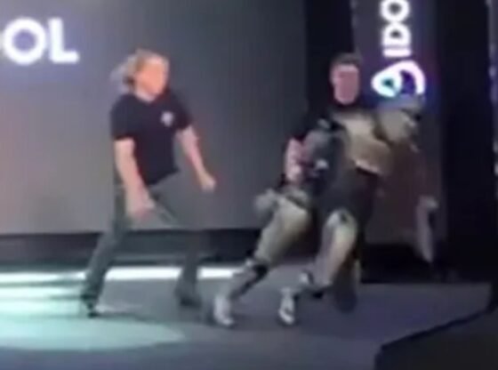 अपमानजनक क्षण: रूस का नया ह्यूमनॉइड रोबोट भव्य अनावरण के दौरान कुछ कदम चलने के बाद लड़खड़ाकर मंच पर गिर गया