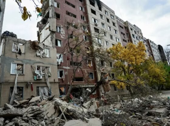 पुतिन द्वारा परिवारों को गर्म रखने वाले बिजली संयंत्रों को निशाना बनाए जाने के कारण यूक्रेन पर रूस के विशाल हमले में नागरिकों सहित दो बच्चों की मौत हो गई