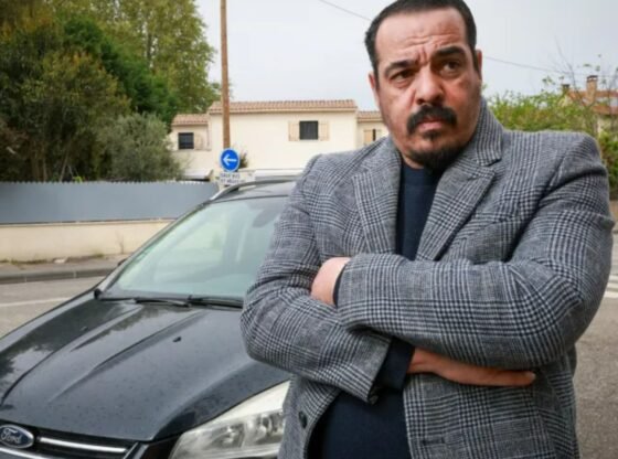 टैक्सी ड्राइवर को डेविड लैमी का सामान चुराने के आरोप से बरी कर दिया गया है, क्योंकि उसने दावा किया था कि तत्कालीन विदेश सचिव ने 'फ्रांसीसी में बकवास' की आलोचना की थी।