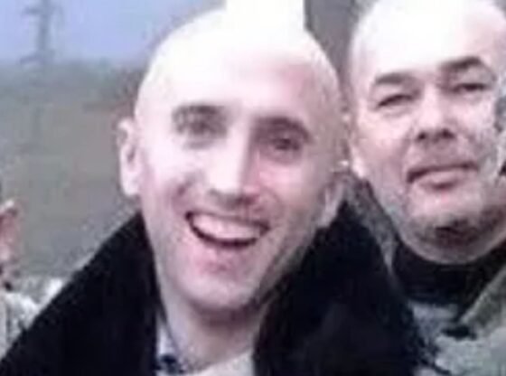 पुतिन समर्थक ब्रिटिश गद्दार ने निहत्थे युद्धबंदियों की नृशंस हत्या का समर्थन किया और 'स्लावा यूक्रेन' कहने वाले किसी भी व्यक्ति को मौत की सजा देने का आह्वान किया।