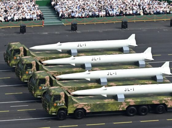 तीन तरह से परमाणु हथियारों की दौड़ दुनिया को 'खतरनाक' युग में ले जा रही है - और क्यों मूक महाशक्ति पश्चिम के लिए सबसे बड़ा खतरा है