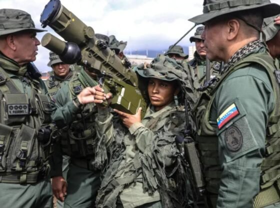 कैरेबियाई क्षेत्र में अमेरिकी युद्धपोत के पहुंचने के बाद मादुरो ने वेनेजुएला की सेना को 'बड़े पैमाने पर लामबंद करने' का आदेश दिया है, जिससे युद्ध की आशंका पैदा हो गई है